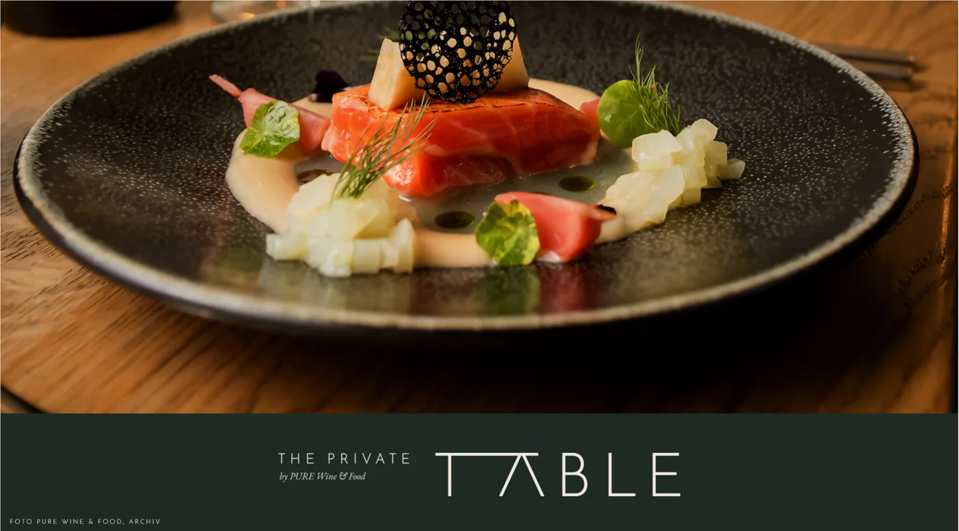 Teller mit Lachs über dem Schriftzug The Private Table auf Tannengrün