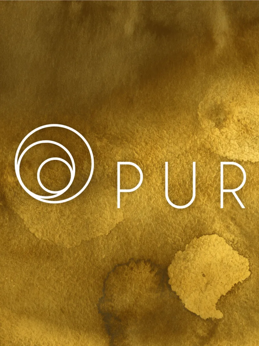 PUR-Logo weiß auf goldenem Aquarellgrund