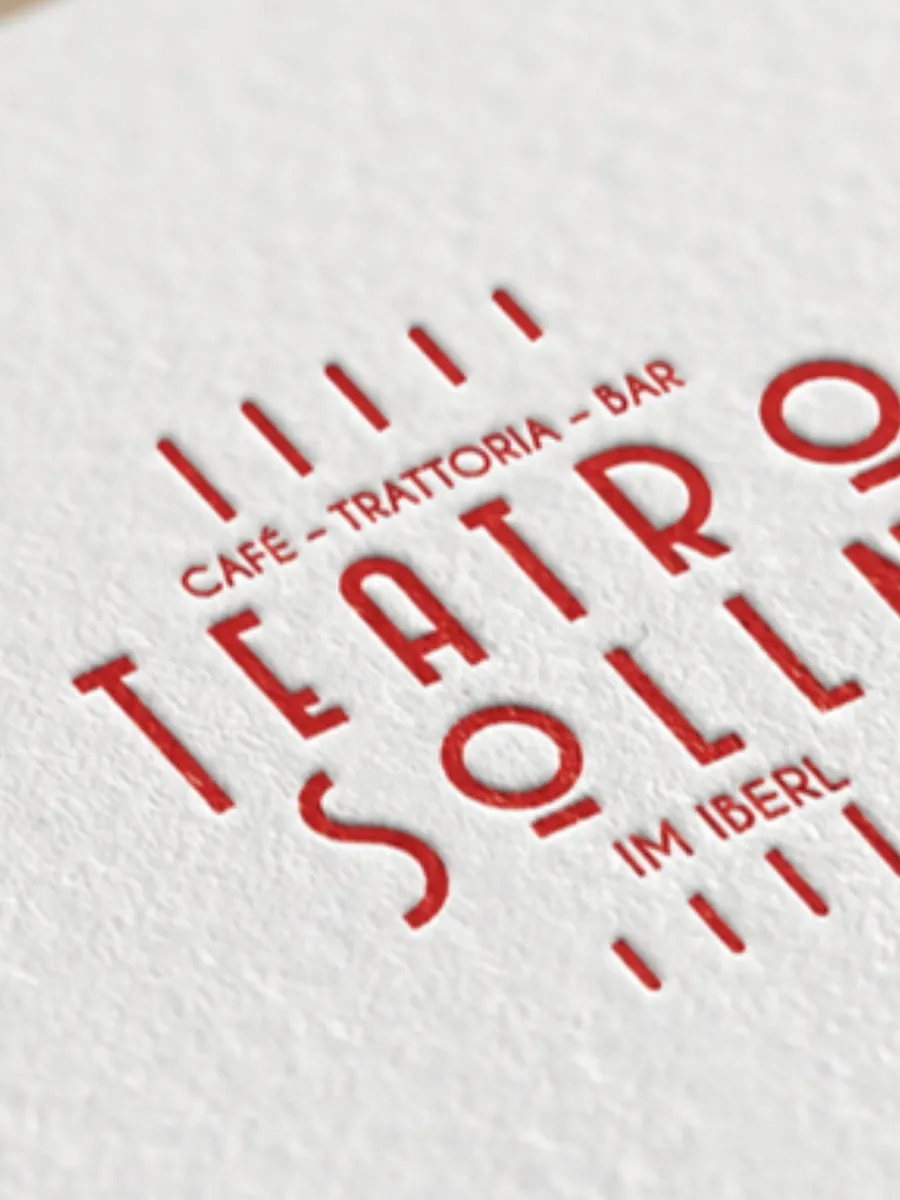 Logo von Teatro Solln als rote Prägung auf weißem Papier