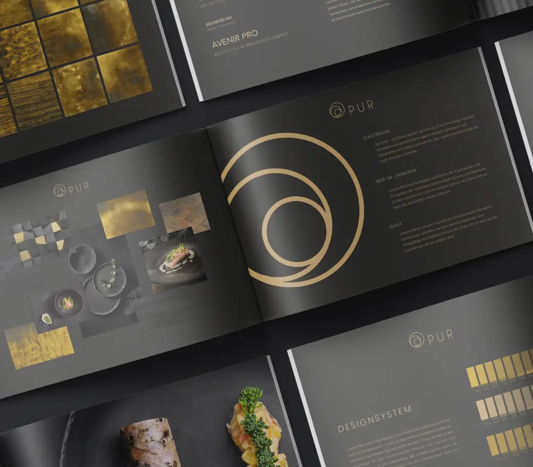Aufgeschlagenes Markenbuch von PUR Fine Dining mit Logo, Farben und Designsystem