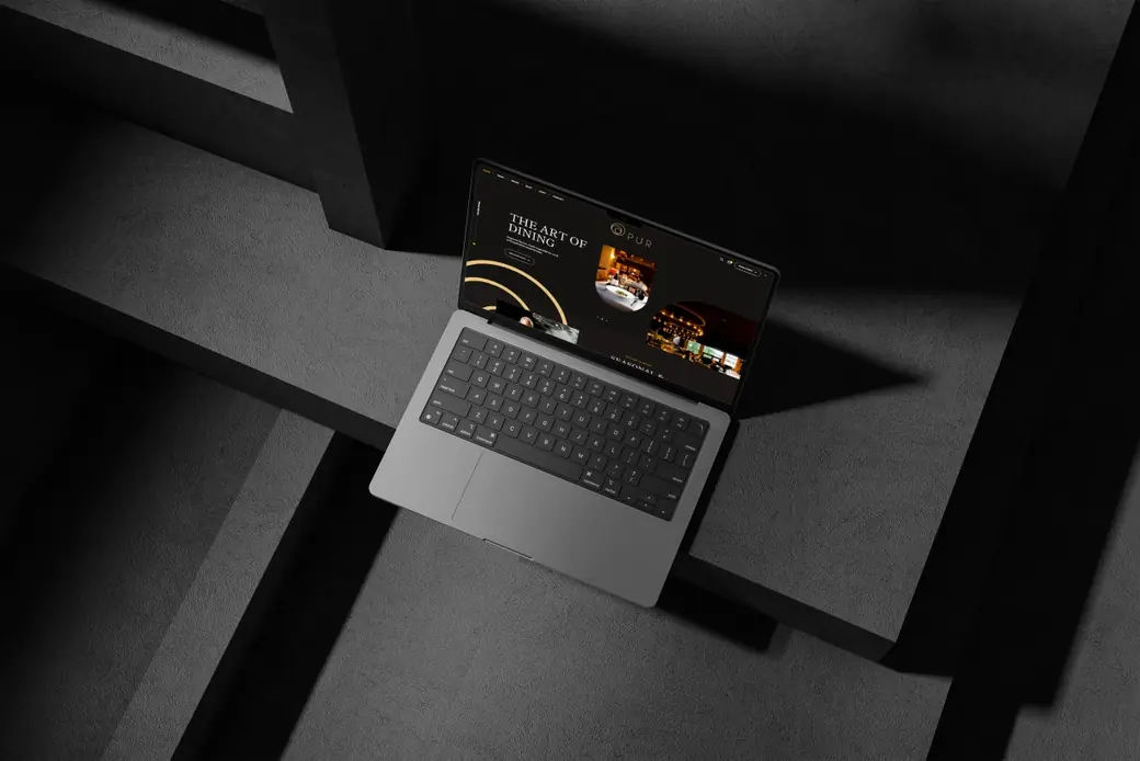 Aufgeklapptes Notebook mit der Website von PUR Fine Dining